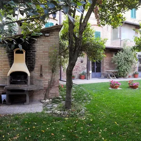 Bed & Breakfast La Flora Siena